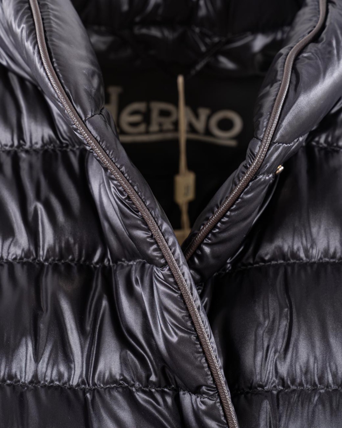 shop HERNO  Piumino: Herno piumino trapuntato.
Colletto alto stretto.
Chiusura a scatto.
2 tasche con patta.
Estremità delle maniche abbottonate.
Orlo arrotondato.
Imbottitura leggera.
Composizione: 100% Poliammide.
Made in Romania.. PI002069D 12017Z-9300 number 1125701